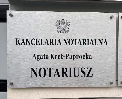 Szyld Kancelarii Notarialnej Agaty Kret-Paprockiej z napisem KANCELARIA NOTARIALNA Agata Kret-Paprocka NOTARIUSZ